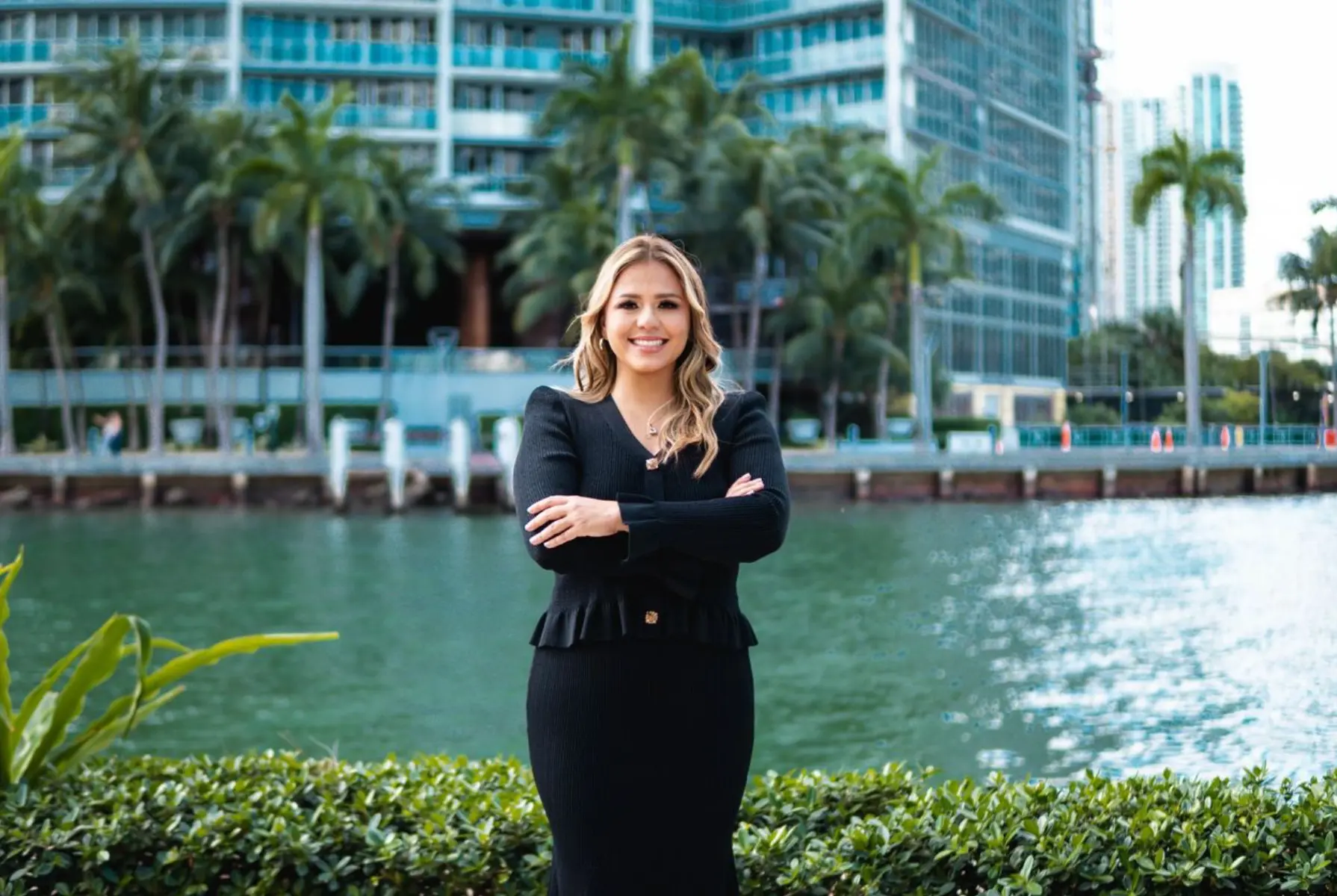 Dayana Abreu frente a la bahía de Miami